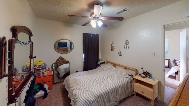 Building Photo - Leasing Now for Summer 2021- 3 Bedroom/1.5...