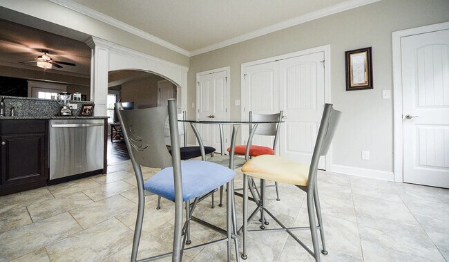 Building Photo - BEAUTIFUL TOWNHOME- SHOWING BY APPOINTMENT ONLY