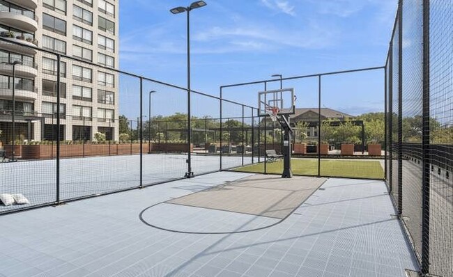 Basketball court - 2020 N Lincoln Park W