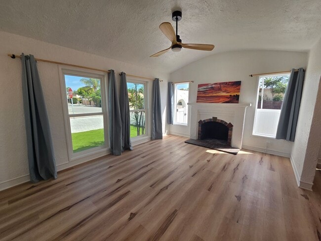 Building Photo - Updated 2 Bedroom 1 Bathroom Mid-town Home