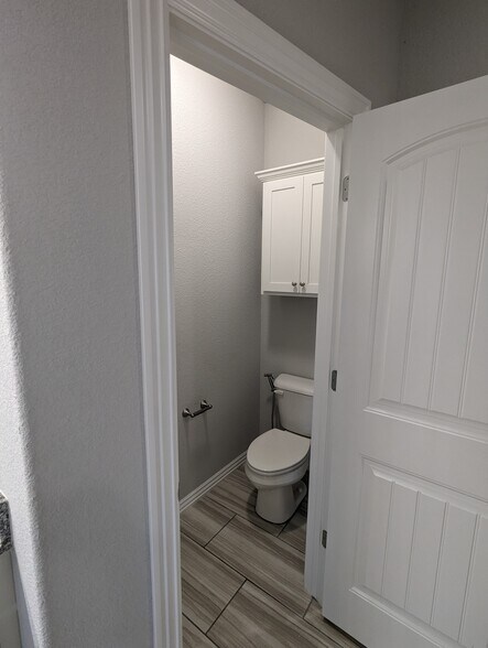 Master bath toilet - 4360 W Wales Dr