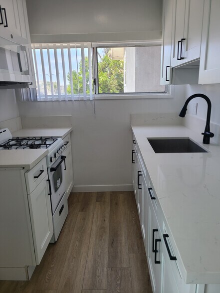 Building Photo - 2026 Hermosa Ave