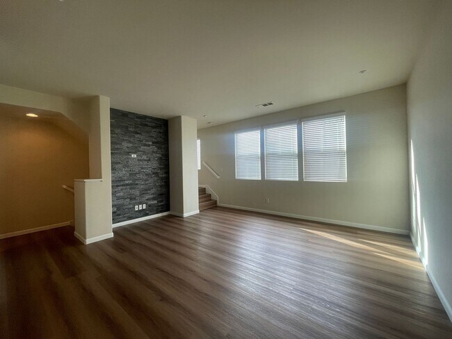 Building Photo - Tri-level 3 bedroom 3.5 bathroom townhouse...