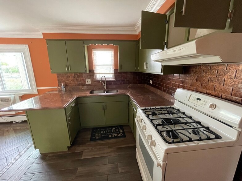 Kitchen - 2440 River Rd