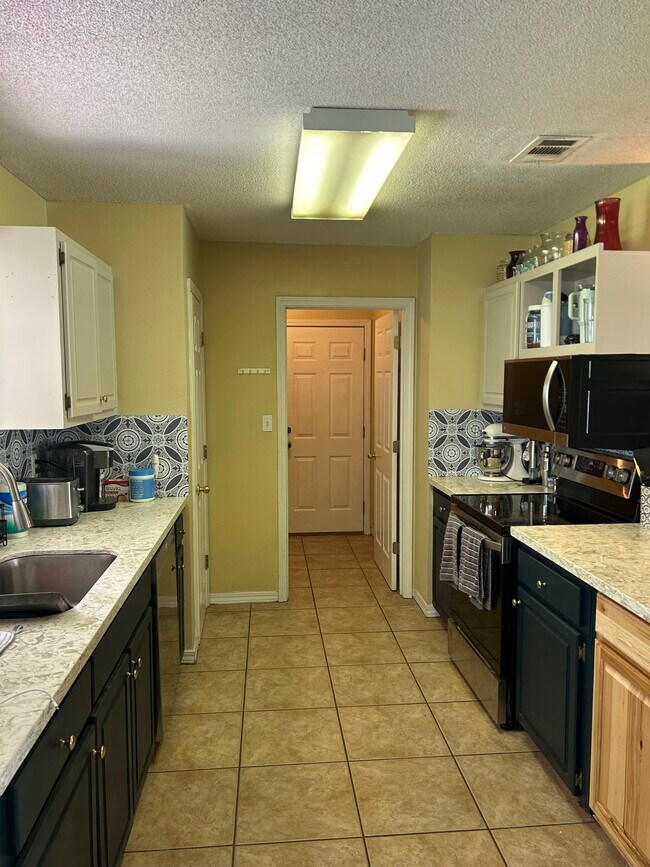 Building Photo - 4007 Lochmoor Dr