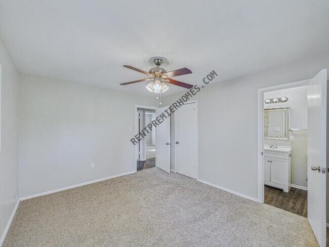 Building Photo - 202 S Claremont Ave