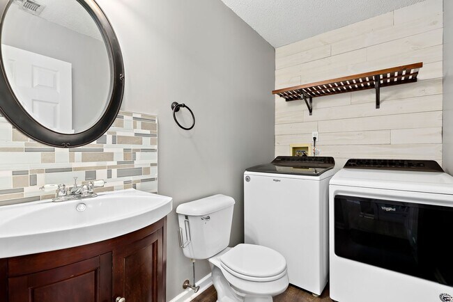 Building Photo - Available NOW-105 Pineridge Drive