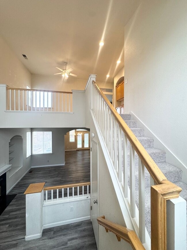 Building Photo - Charming Spacious 3 Bedroom Home