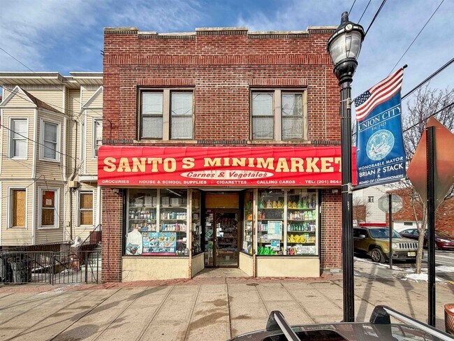 Building Photo - 915 Central Ave