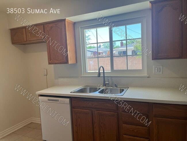 Building Photo - 38503 Sumac Ave