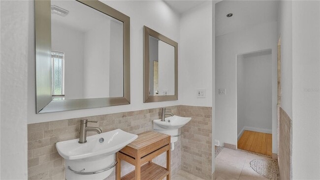 Building Photo - 2128 Sycamore Dr