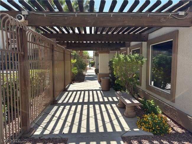 Building Photo - 2305 W Horizon Ridge Pkwy