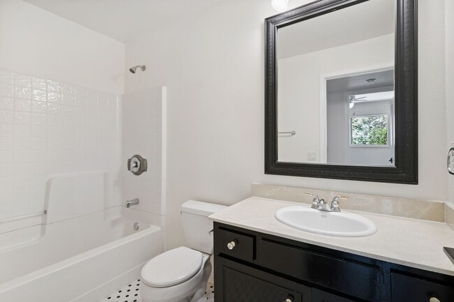 Building Photo - Single Level 4-Bedroom Home in Excellent H...