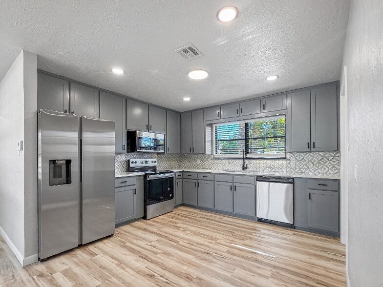 Building Photo - 1702 W Boyd St