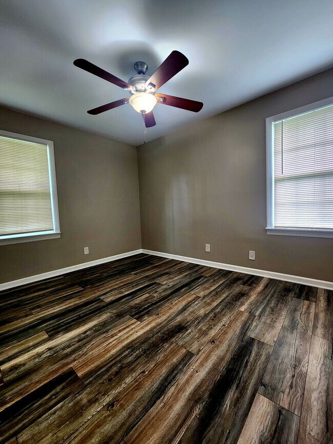 Building Photo - Large, family-friendly S. Knox 3br/2ba w office