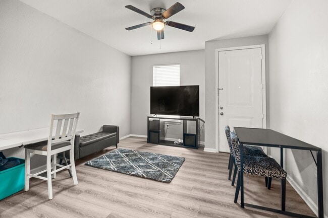 Building Photo - 8534 Woodlyn Rd