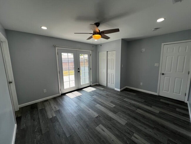 Building Photo - Remodeled 3 Bedroom 2 Bath House with 4 Ca...