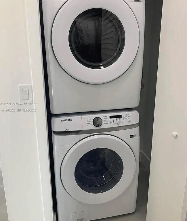 Building Photo - 655 NW 24th Ave