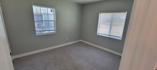 Building Photo - 2 bedrooms 1 bath renovated ready for move in