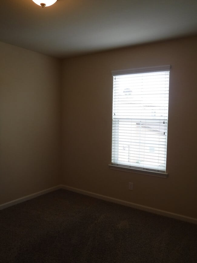 Building Photo - Great 4 Bedroom Condo With Upgrades! Highland Park Subdivision