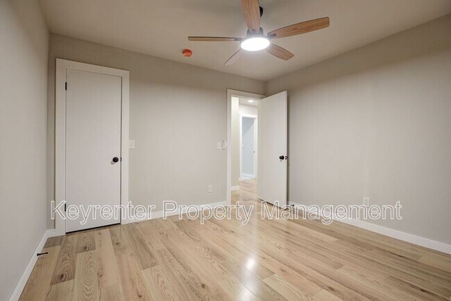 Building Photo - 314 N Lakeside Terrace