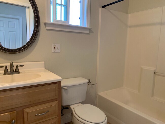 Building Photo - Cute Chico Charmer/Close to downtown and CSUC