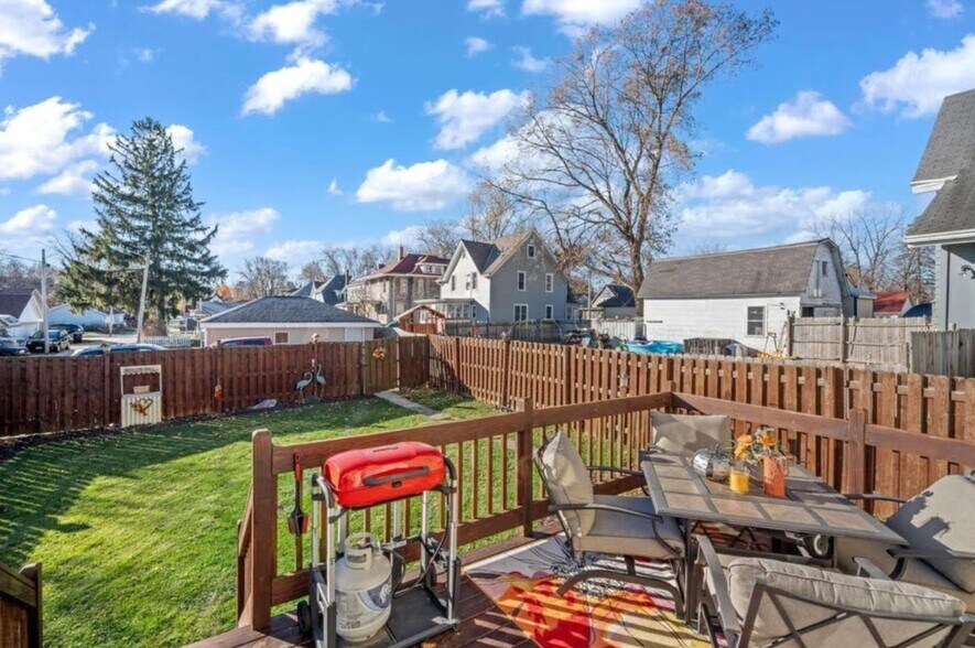 Shared backyard fully fenced in with gate - 319 Church St