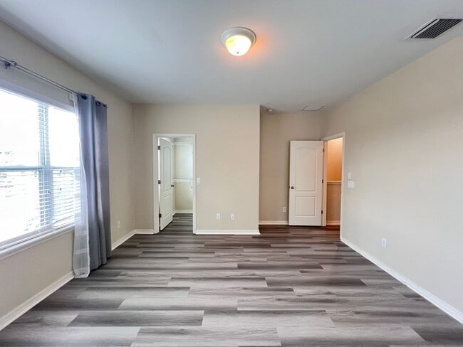 Building Photo - Beautiful Townhouse at Windermere availabl...