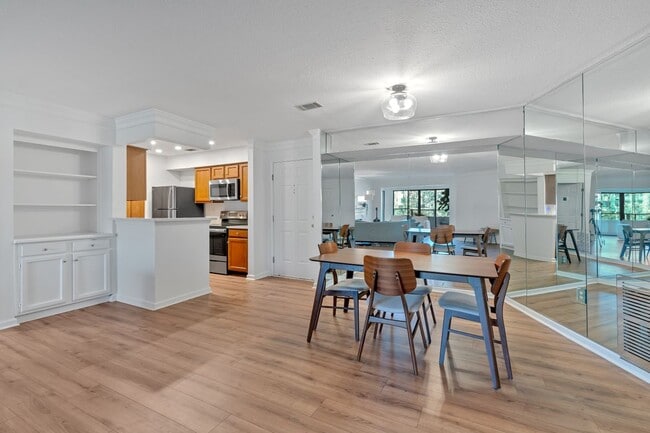 Building Photo - 25109 Plantation Dr NE