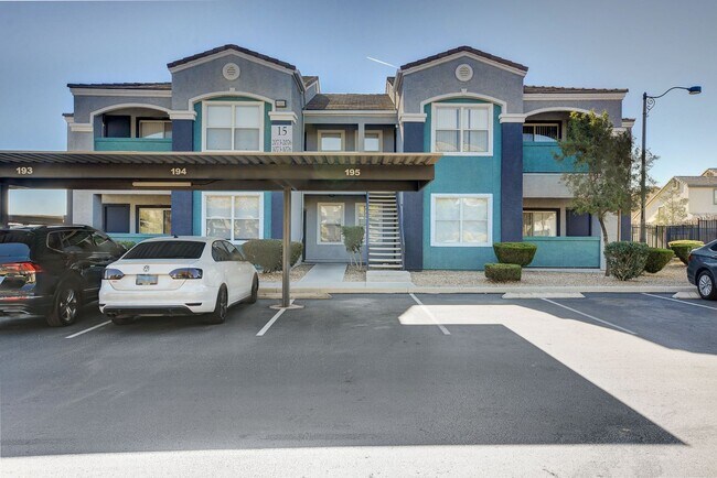 Building Photo - LOCATION! LOCATION! LOCATION! Move-in read...