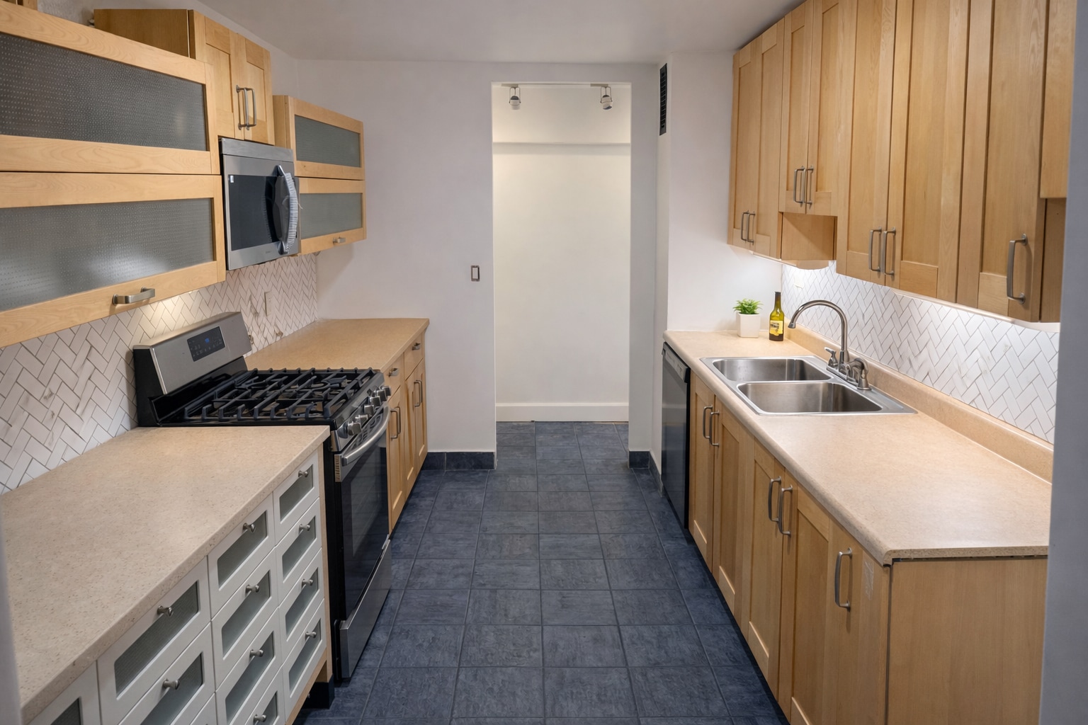 Building Photo - 39 E 39th St