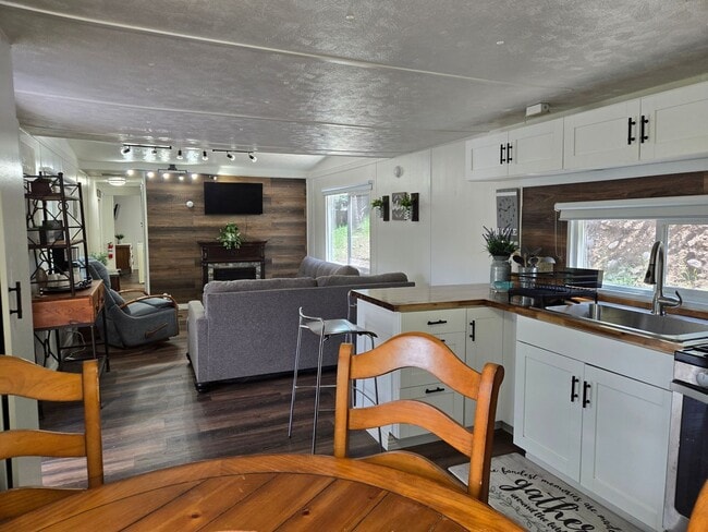 Building Photo - Great Two Bedroom Close To Midtown