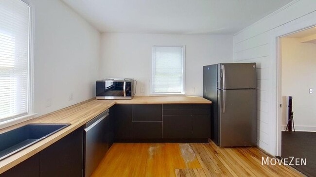 Building Photo - 1710 Oakwood Ave