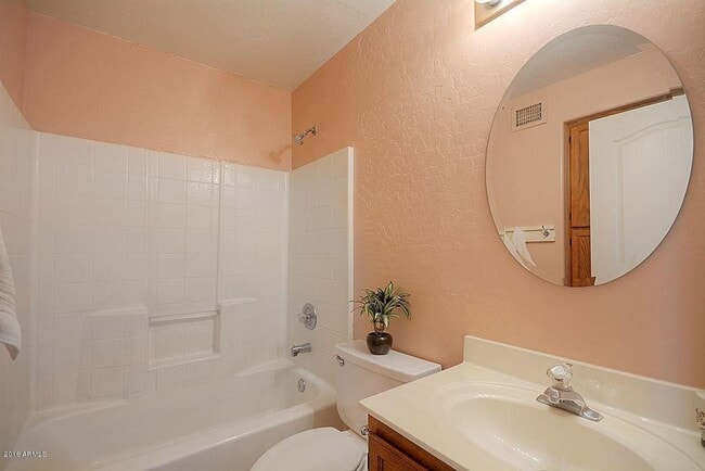 Building Photo - CLEAN AND READY TO RENT