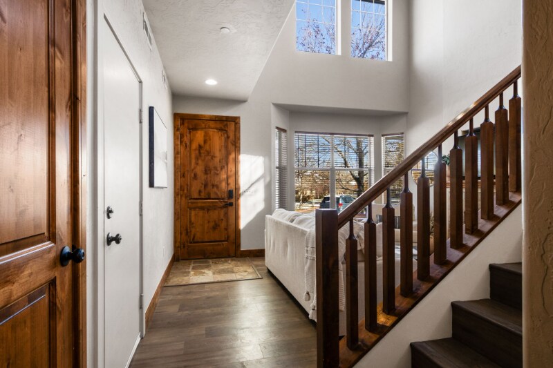 Building Photo - 6095 N Fox Pointe Cir