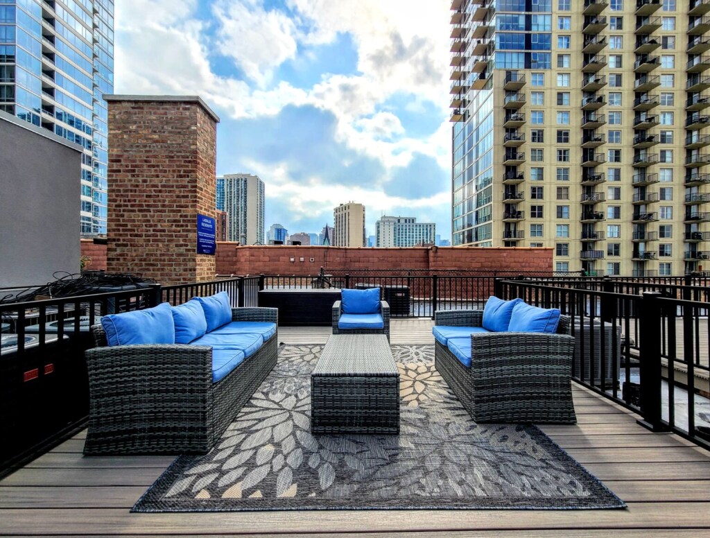 Building Photo - 1214 N La Salle Dr