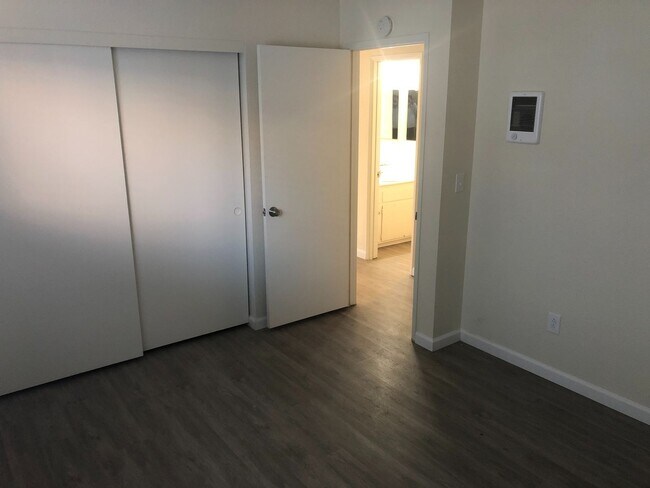 Building Photo - 4670 Kensington Dr