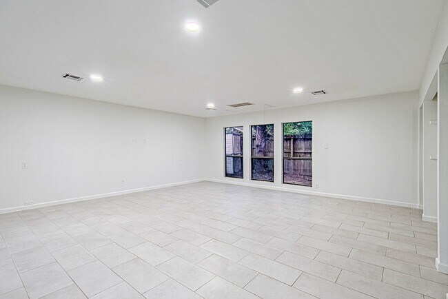Building Photo - 3406 Forest Village Dr