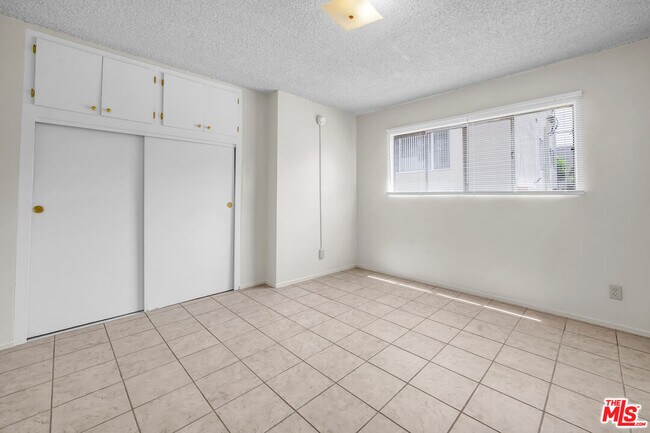 Building Photo - 4956 Romaine St