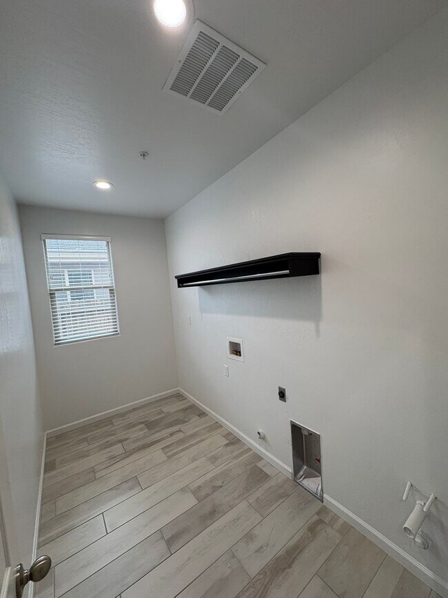 Building Photo - NW Visalia Home For Rent! Close to sports park & shopping centers!