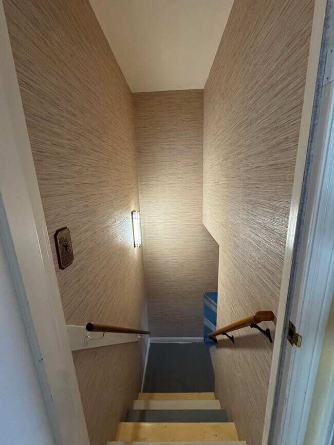 Building Photo - Elegant Geneva Heights Family Home