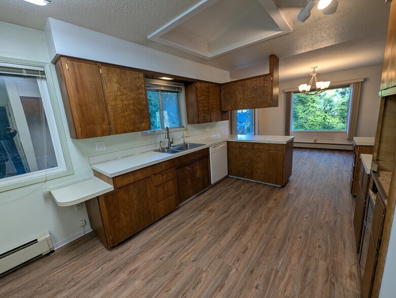 Building Photo - 2575 Yew Street Rd