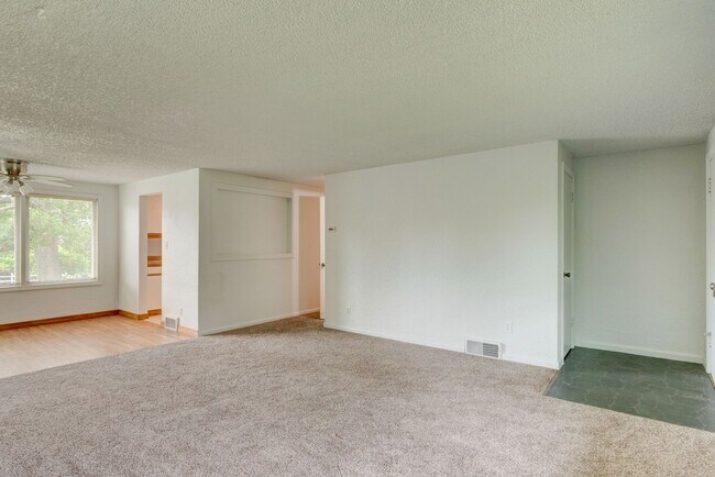 Building Photo - 3 Bedroom 2 Bath Home near Heart of Oak Ha...