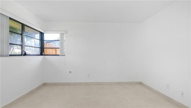 Building Photo - 2161 NE 35th St