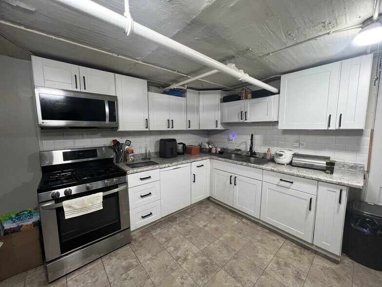 Building Photo - 1620 W Thome Ave