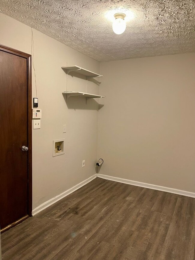 Building Photo - Secluded but Centrally Located 3 Bed/2 Bath Ranch!