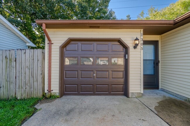 Building Photo - Beautiful 3 bedroom 2 bath house w/attached garage.