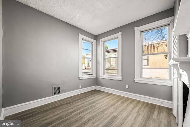 Building Photo - 2427 N Hollywood St