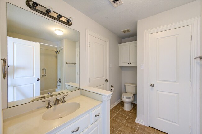 Building Photo - 2011 Spring Cedar Ln