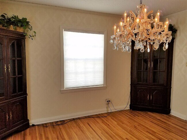 Building Photo - 3 bed 2 bath Riverside Home
